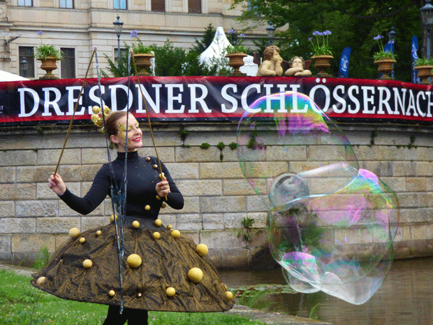 Riesenseifenblasen bei der 8. Dresdner Schlössernacht
