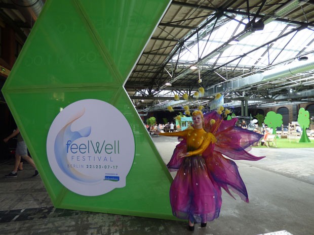 FeelWellFestival in Berlin Walkact Blütenzauber