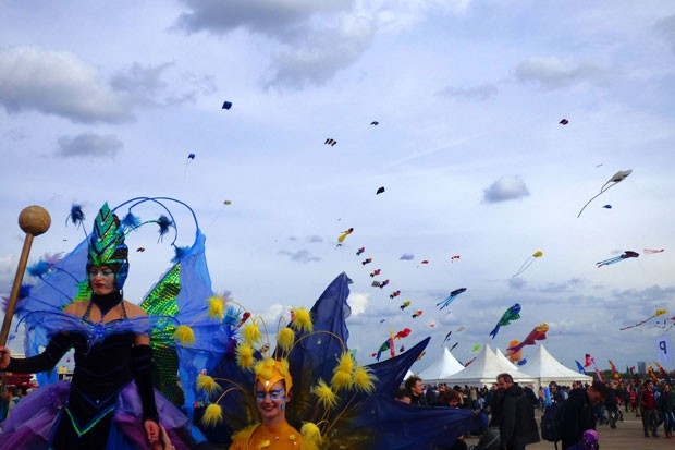 Drachenfest 2018 auf dem Tempelhofer Feld mit Wandelfiguren 